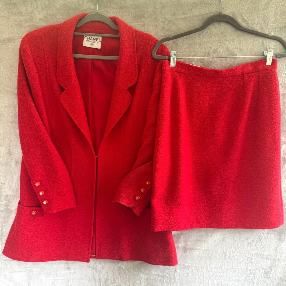 Chanel Boutique Vintage Red Wool Boucle Tweed Skirt Suit CC est size FR 42 US 10
